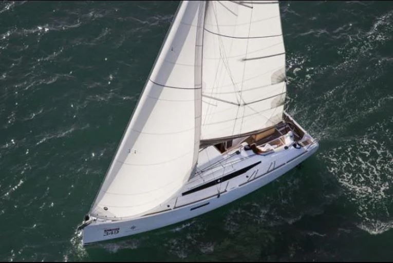 Segelyacht Jeanneau von oben