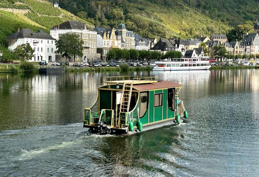 Hausboot im Vintage-Look vor Moselkulisse