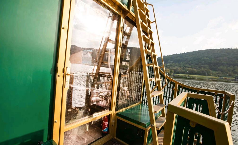 Hausboot im Vintage-Look - Treppe zur oberen Terasse
