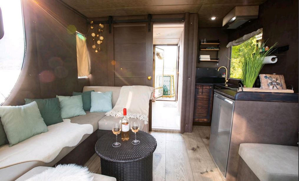 Hausboot im Vintage-Look - Küche und Wohnzimmer