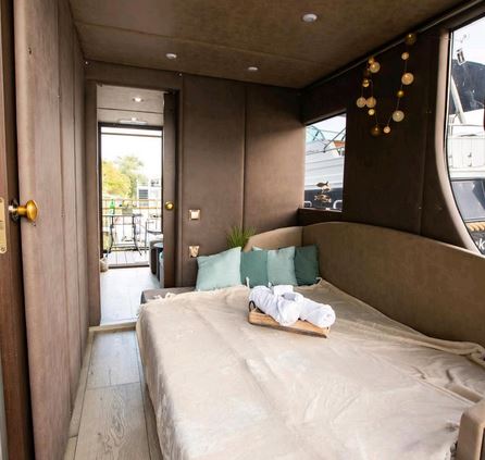 Hausboot im Vintage-Look - Schlafcouch ausgezogen