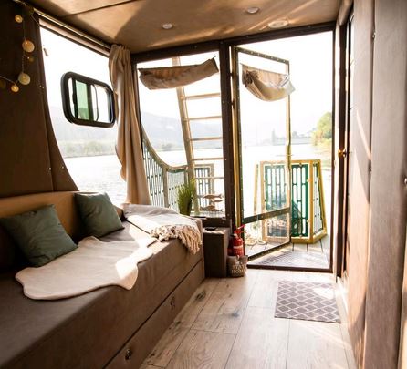 Hausboot im Vintage-Look - Schlafcouch mit Blick nach hinten raus