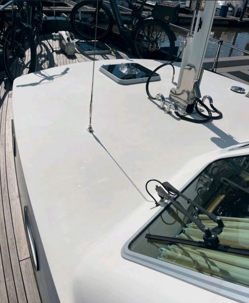 Linssen Yacht Grand Sturdy 410 AC von Mosel-Yachting - Blick zum Bug mit hydraulischer Mastlegevorichtung