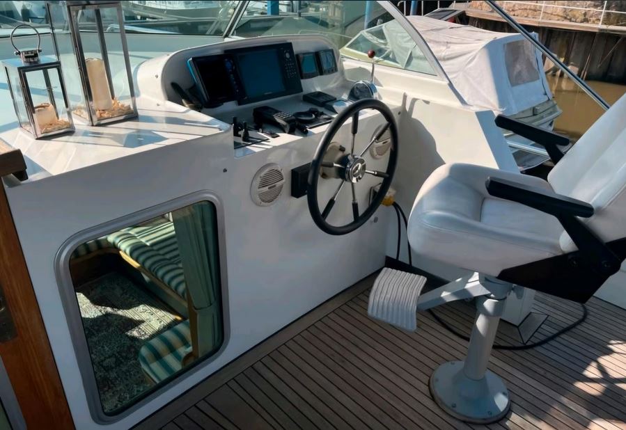 Linssen Yacht Grand Sturdy 410 AC von Mosel-Yachting - Außenplatz mit Blick auf den Steuerstand