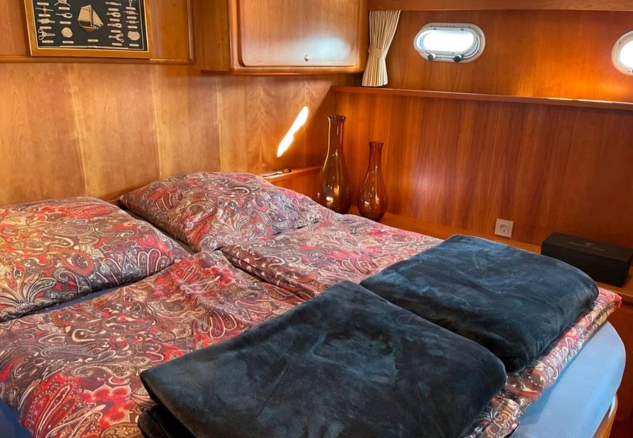 Linssen Yacht Grand Sturdy 410 AC von Mosel-Yachting - Eignerkabine mit Queensize Doppelbett im Achterschiff