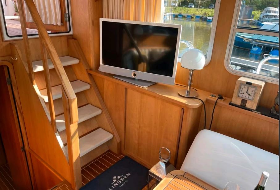 Linssen Yacht Grand Sturdy 410 AC von Mosel-Yachting - Salon mit Aufgang nach draußen