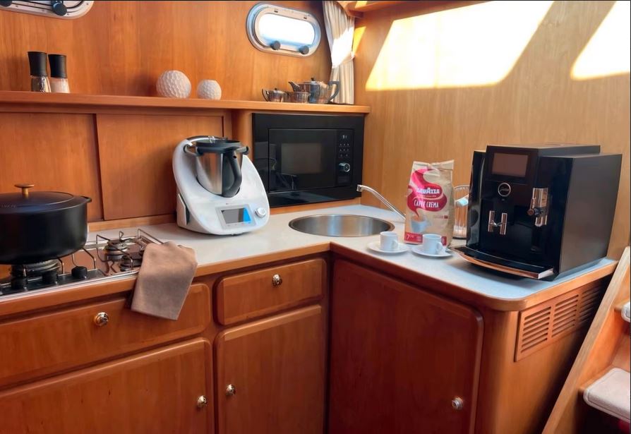 Linssen Yacht Grand Sturdy 410 AC von Mosel-Yachting - Küche mit Gasherd, eingebautem Backofen und Kühlschrank