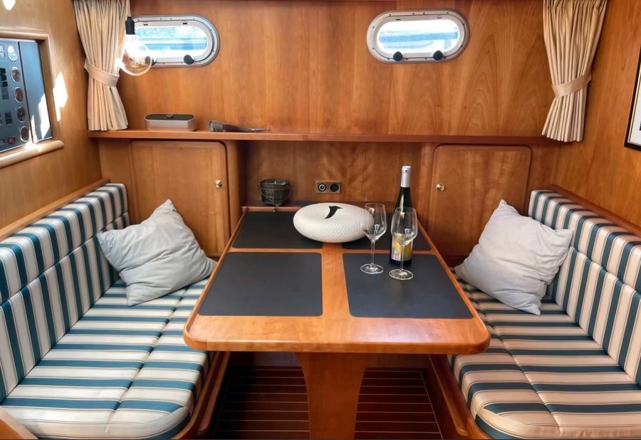 Linssen Yacht Grand Sturdy 410 AC von Mosel-Yachting - Essplatz in der Pantry