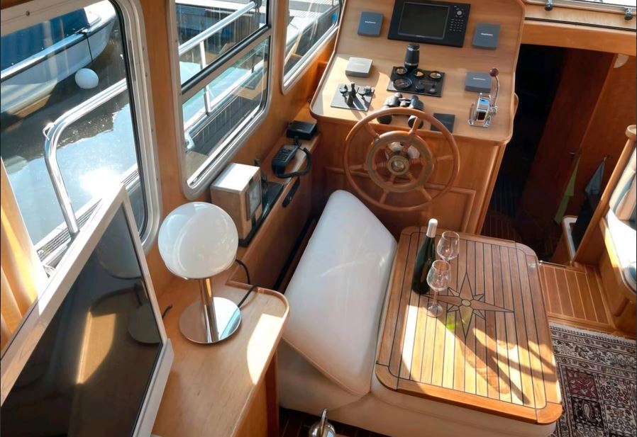 Linssen Yacht Grand Sturdy 410 AC von Mosel-Yachting - Blick vom Aufgang ins Schiff Richtung Steuerstand