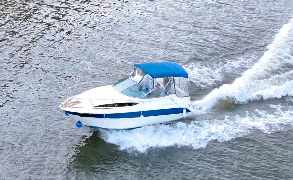 Bayliner 245 Ciera Sunbridge auf dem Wasser - zu kaufen über Mosel Yachting