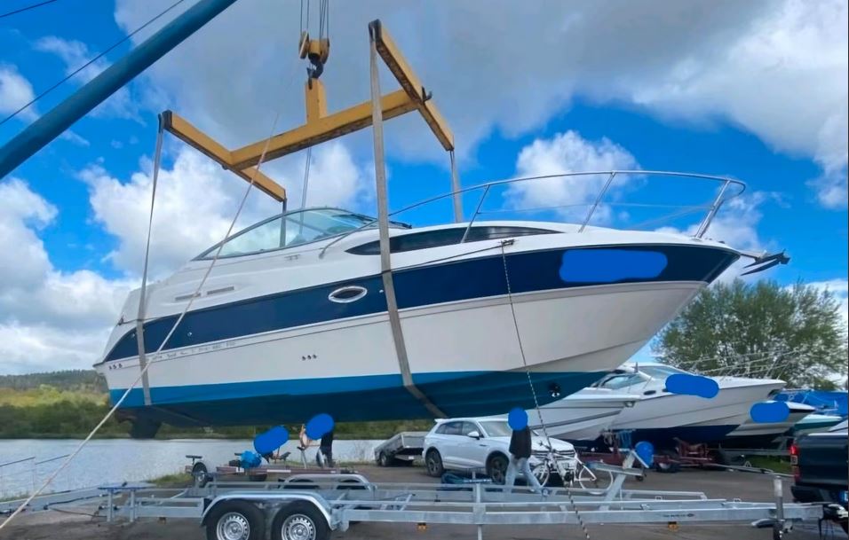 Bayliner 245 Ciera Sunbridge wir auf den Trailor gehoben - zu kaufen über Mosel Yachting