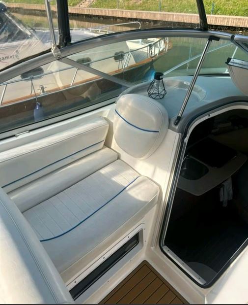 Bayliner 245 Ciera Sunbridge Außensitzflächen unter der Persenning - zu kaufen über Mosel Yachting