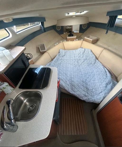 Bayliner 245 Ciera Sunbridge Innenaufnahme der Schlafplätze im Bug - zu kaufen über Mosel Yachting