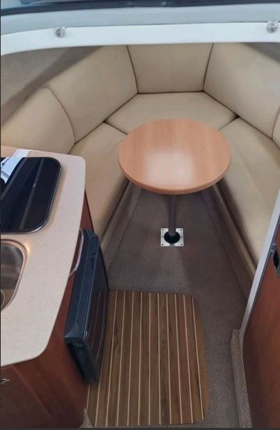 Bayliner 245 Ciera Sunbridge Innenaufnahme Vorderkabine ohne Betten im Bug - zu kaufen über Mosel Yachting