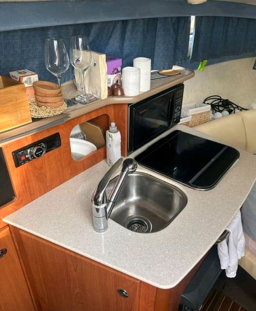 Bayliner 245 Ciera Sunbridge Innenaufnahme Küche - zu kaufen über Mosel Yachting