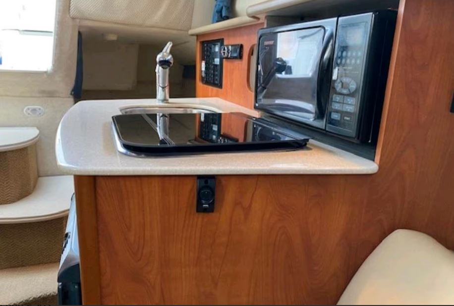 Bayliner 245 Ciera Sunbridge Innenaufnahme Küche - zu kaufen über Mosel Yachting