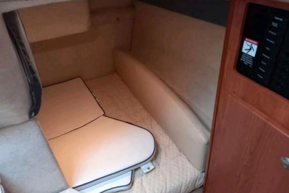 Bayliner 245 Ciera Sunbridge Innenaufnahme der zweiten Schlafkabine unter Deck - zu kaufen über Mosel Yachting