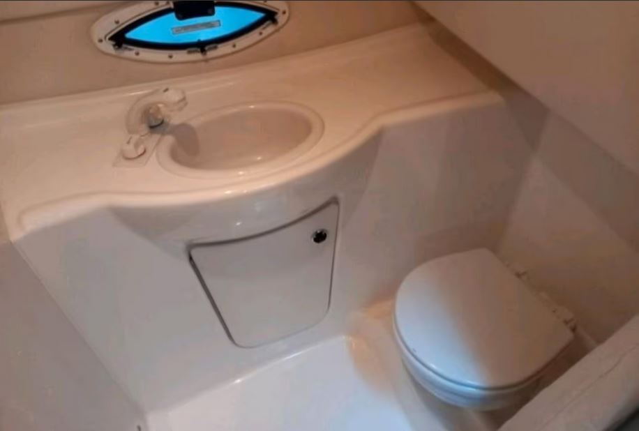 Bayliner 245 Ciera Sunbridge Innenaufnahme der Toilette - zu kaufen über Mosel Yachting