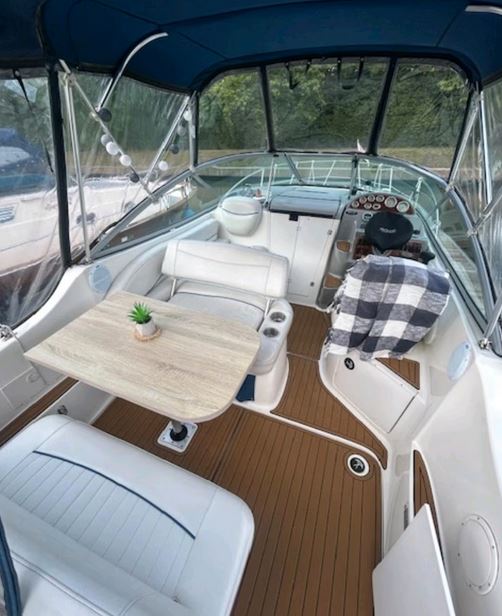 Bayliner 245 Ciera Sunbridge Außensitzflächen unter der Persenning - zu kaufen über Mosel Yachting