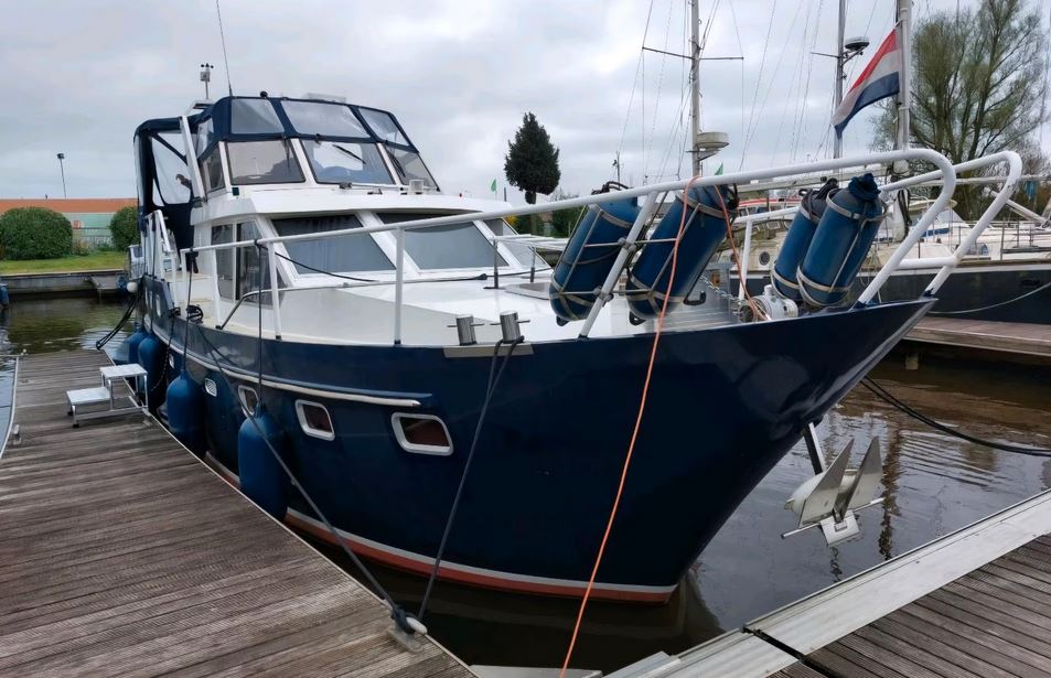 Motoryacht Dollart 1050 bei Mosel-Yachting - Außenansicht von schräg vorne