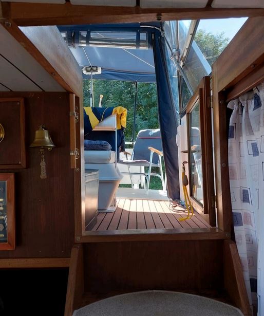 Motoryacht Dollart 1050 bei Mosel-Yachting - Ansicht von innen aufs Achterdeck