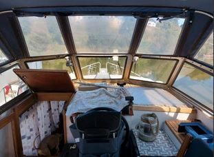 Motoryacht Dollart 1050 bei Mosel-Yachting - Ansicht Fahrerstand und Aussicht zum Bug