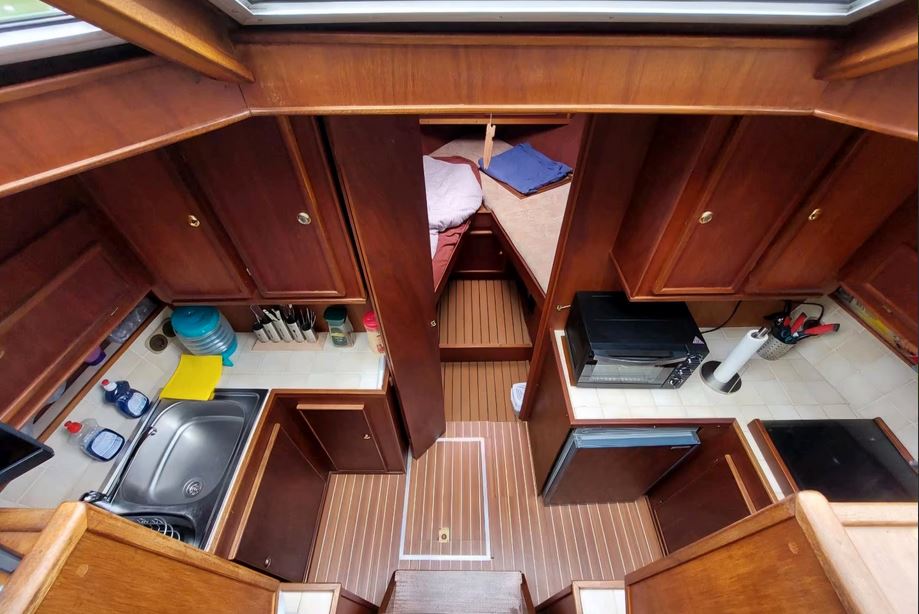 Motoryacht Dollart 1050 bei Mosel-Yachting - Ansicht von oben in den Küchenbereich und in die Bugkabine (Schlafraum 2)
