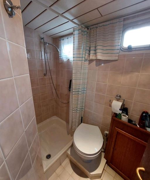 Motoryacht Dollart 1050 bei Mosel-Yachting - Innenansicht Badezimmer mit großer Dusche und WC