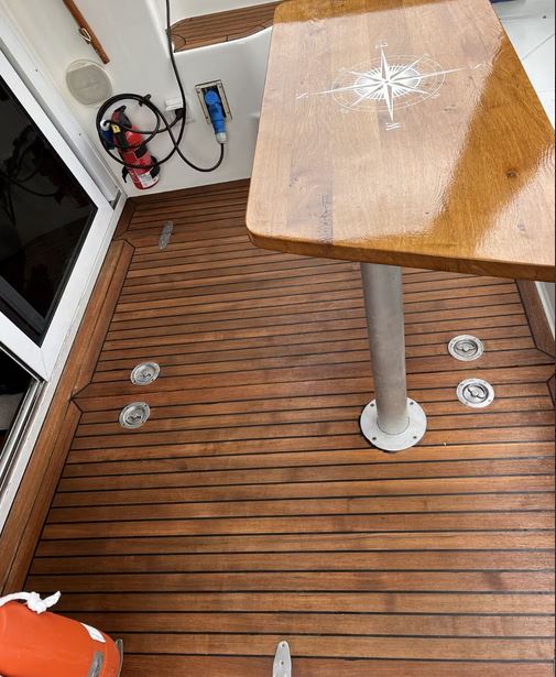 Galeon 380 Fly bei Mosel Yachting - Außenlounge mit edlem Holztisch und Teakdeck