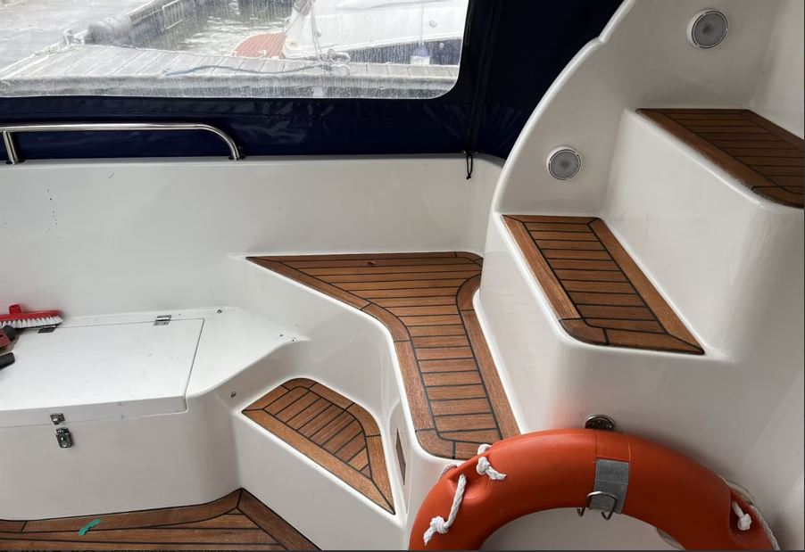 Galeon 380 Fly bei Mosel Yachting - Ansicht Aufgang zur Flybridge mit Teakholzstufen