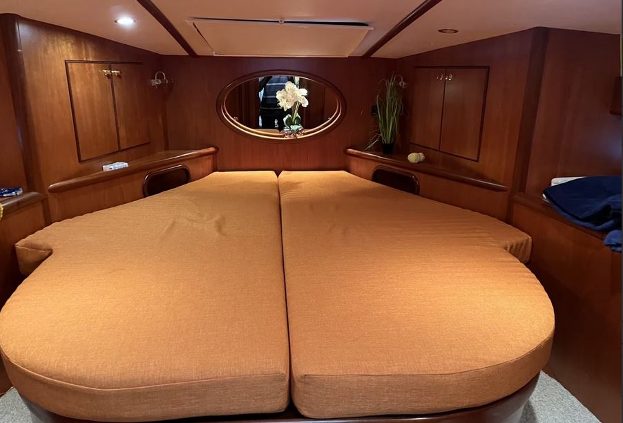 Galeon 380 Fly bei Mosel Yachting - Ansicht Bugkabine mit Doppelbett