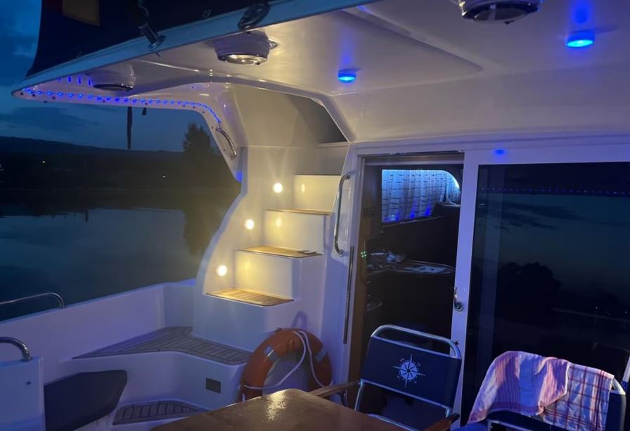 Galeon 380 Fly bei Mosel Yachting - Ansicht Außenlounge mit Beleuchtung und Aufgang zur Flybridge