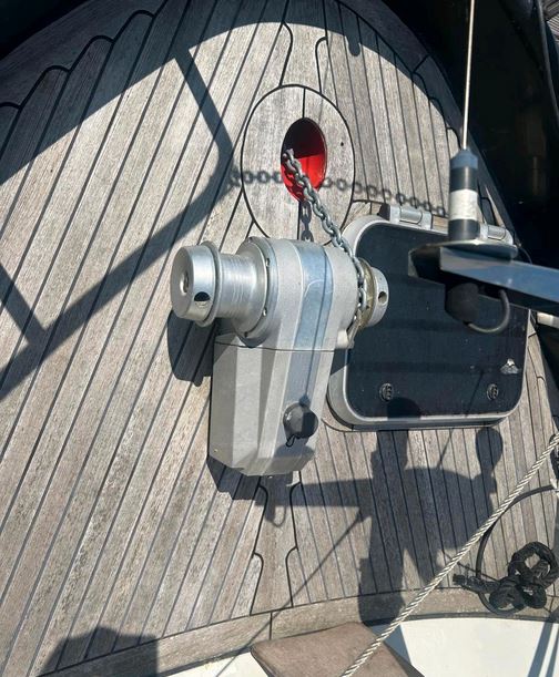 Linssen Grand Sturdy 380 AC bei Mosel-Yachting - Ansicht Bugdeck mit Ankerwinde