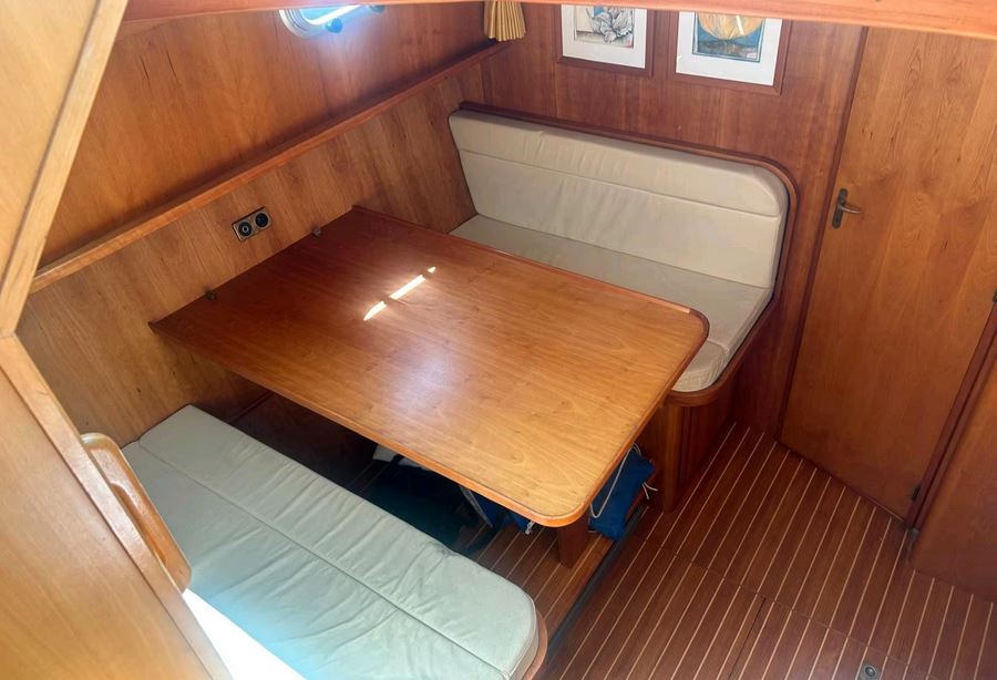 Linssen Grand Sturdy 380 AC bei Mosel-Yachting - Innenansicht Essecke in der Pantry