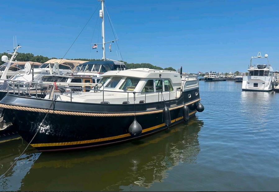 Linssen Grand Sturdy 380 AC bei Mosel-Yachting - Außenansicht ohne Aufbau