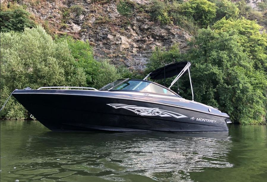 Monterey 184 FS in onyx schwarz und Extreme Graphics Rumpf Dekor bei Mosel-Yachting - Außenansicht