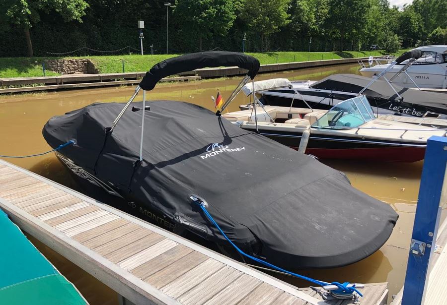 Monterey 184 FS in onyx schwarz und Extreme Graphics Rumpf Dekor bei Mosel-Yachting - Ansicht von oben auf die Persenning