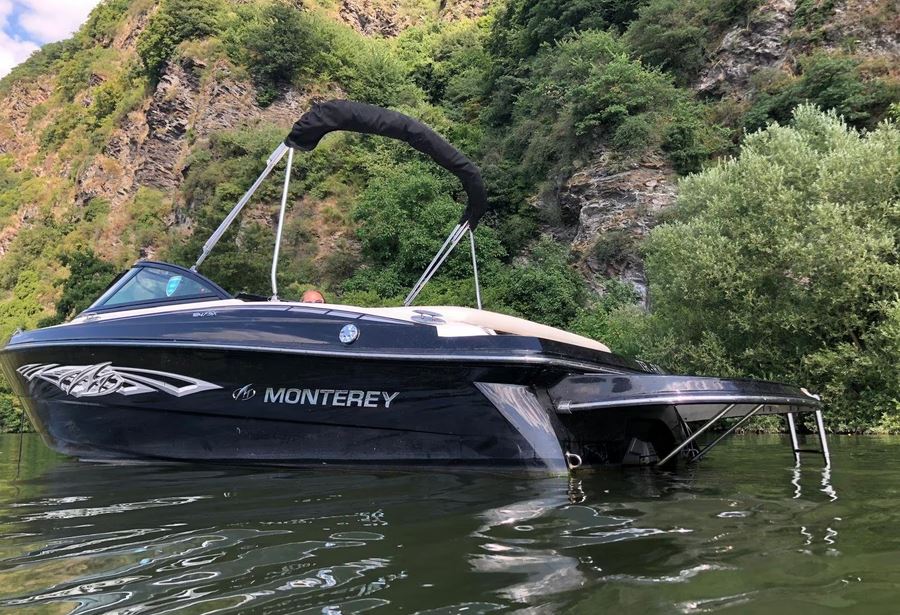 Monterey 184 FS in onyx schwarz und Extreme Graphics Rumpf Dekor bei Mosel-Yachting - Außenansicht