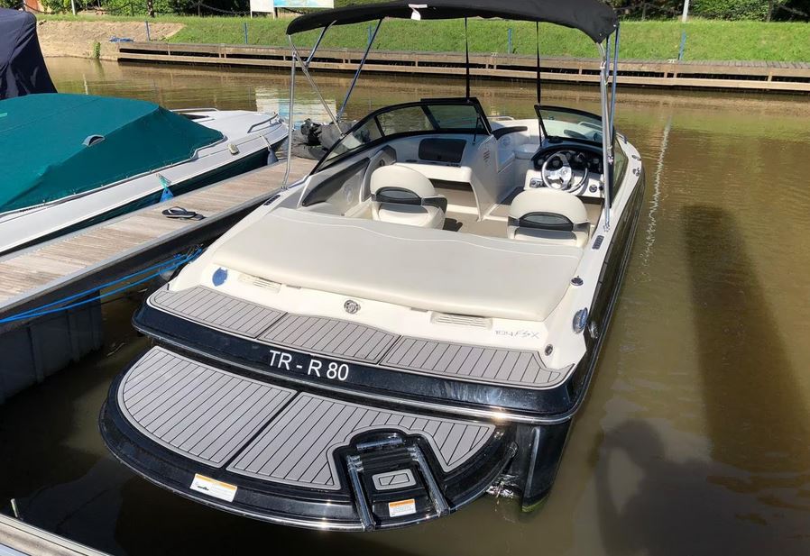 Monterey 184 FS in onyx schwarz und Extreme Graphics Rumpf Dekor bei Mosel-Yachting - Ansicht von oben ohne Persenning und aufgespanntem Bimini