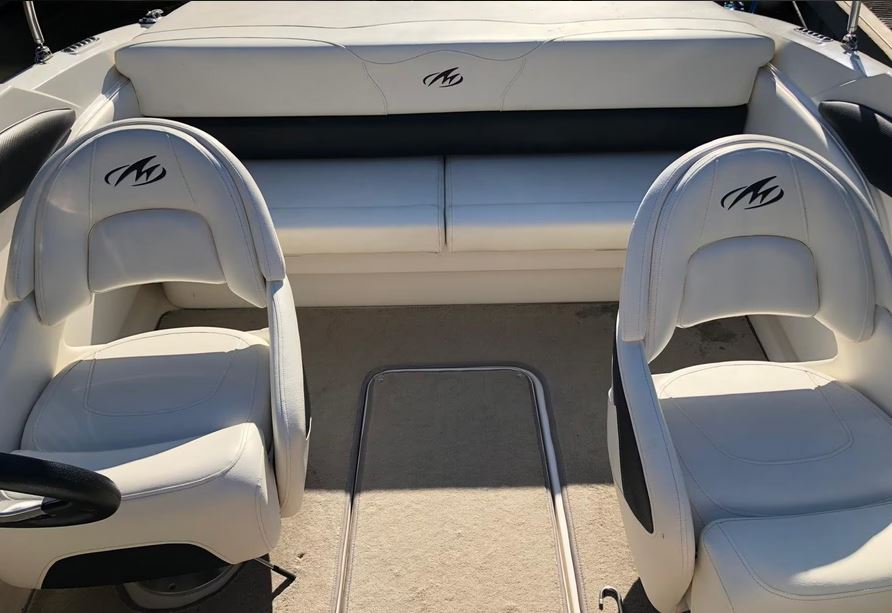 Monterey 184 FS in onyx schwarz bei Mosel-Yachting - Ansicht vom Fahrerstand Richtung Heck