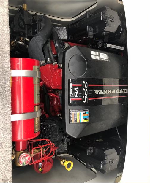 Monterey 184 FS in onyx schwarz bei Mosel-Yachting - Ansicht Motor