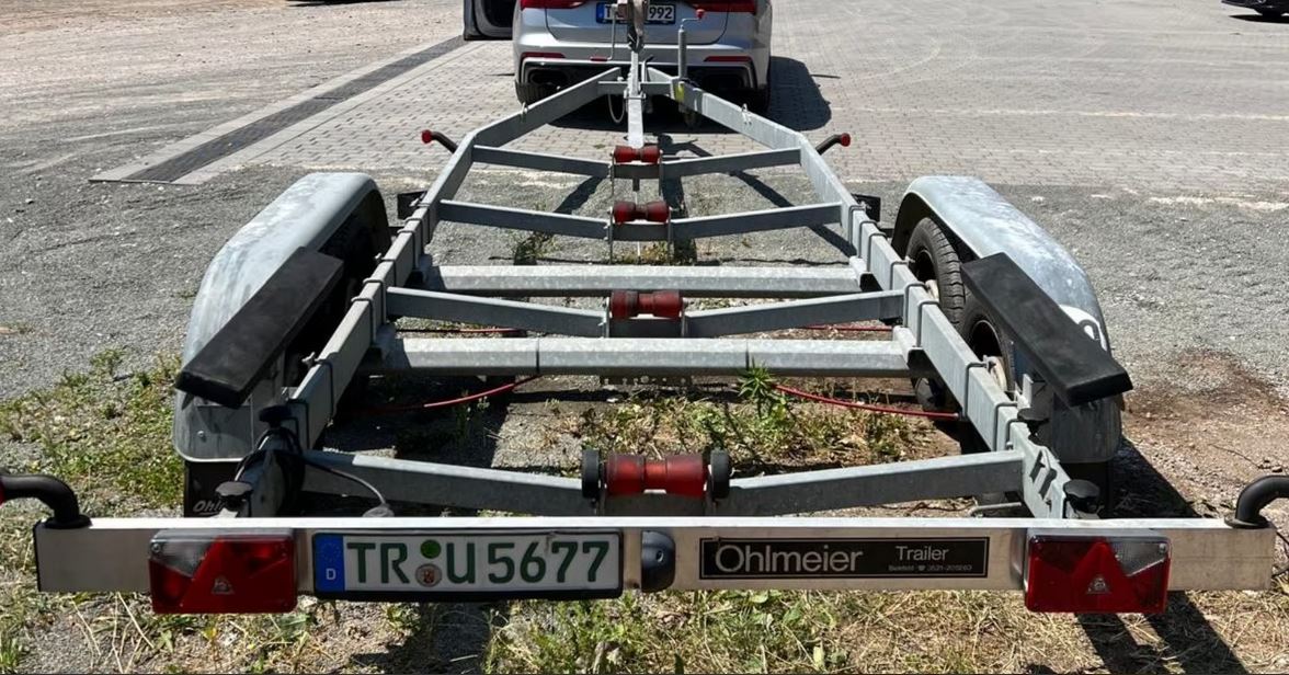 Monterey 184 FS in onyx schwarz bei Mosel-Yachting - Ansicht Trailer