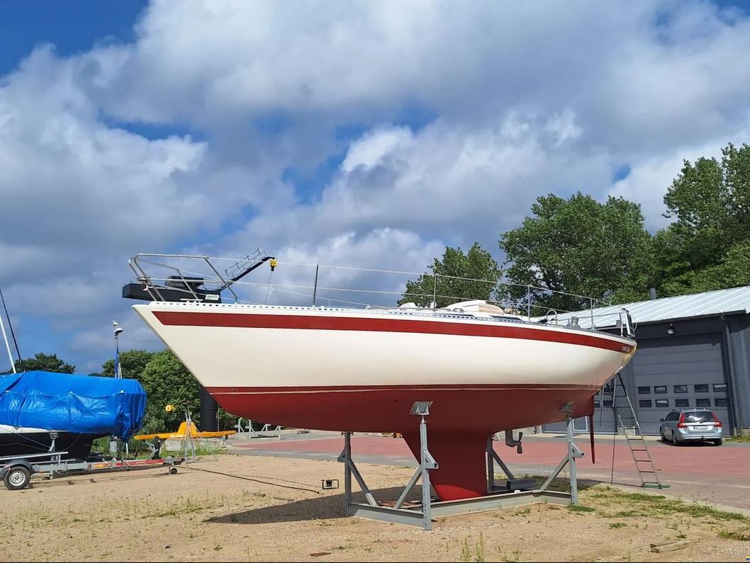 Sweden Yacht bei Mosel Yachting - Rumpf zur Überarbeitung im Dock aufgepallt