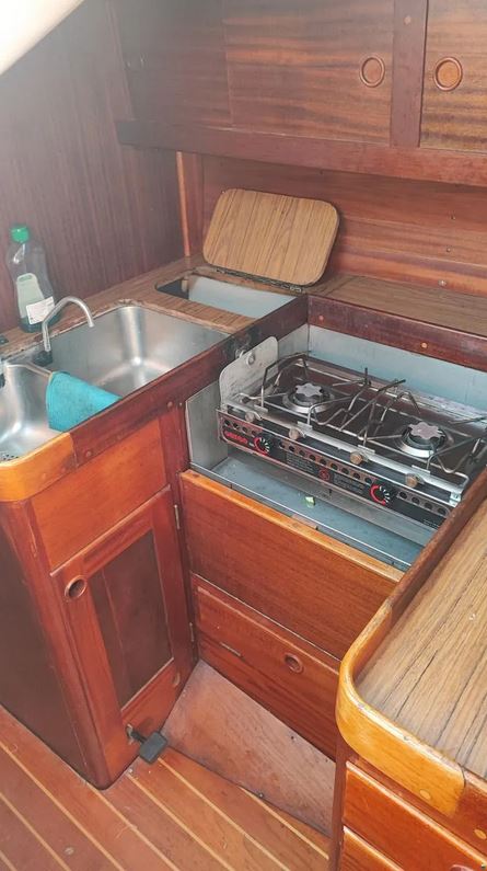 Sweden Yacht bei Mosel Yachting - Innenansicht Kombüse