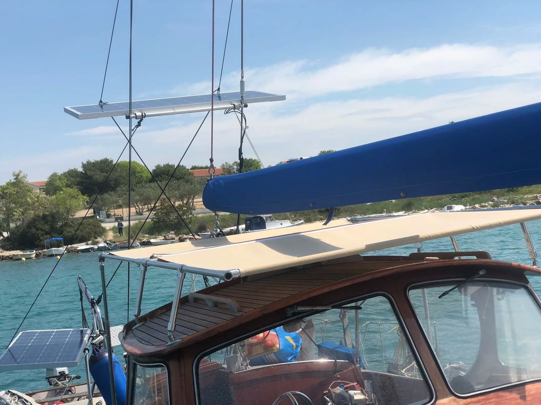 Segelyacht Vindoe 50SL mit Hardtop von 1974 bei Mosel Yachting - Außenansicht Hardtop und Solarpanele