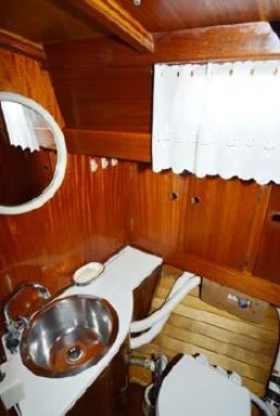 Segelyacht Vindoe 50SL mit Hardtop von 1974 bei Mosel Yachting - Innenansicht Toilette