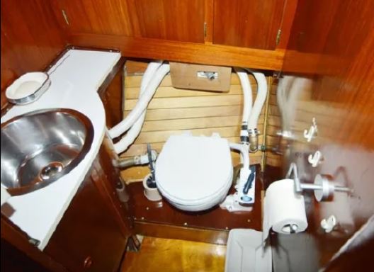 Segelyacht Vindoe 50SL mit Hardtop von 1974 bei Mosel Yachting - Innenansicht Toilette