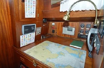 Segelyacht Vindoe 50SL mit Hardtop von 1974 bei Mosel Yachting - Ansicht Kartentisch
