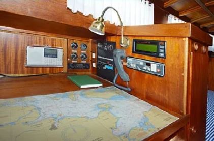 Segelyacht Vindoe 50SL mit Hardtop von 1974 bei Mosel Yachting - Ansicht Kartentisch