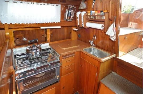 Segelyacht Vindoe 50SL mit Hardtop von 1974 bei Mosel Yachting - Innenansicht Pantry